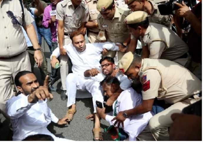 ईडी कार्यालय के बाहर प्रदर्शन कर रहे कांग्रेस कार्यकर्ताओं को पुलिस ने हटाया